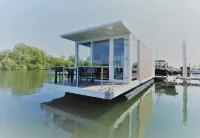Luxury houseboat with panoramic view. Beautiful location and close to the city of Maastricht.
