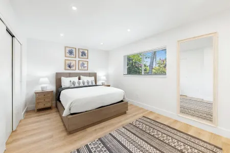 Boca Bliss: Family-Friendly Escape with Hot Tub & Grill, 1 Mile from the Beach! Отели в г. Бока-Ратон