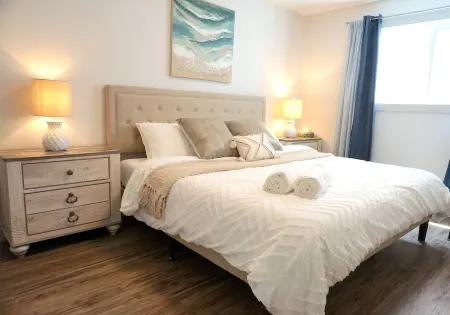 1 King bed + SofaQueen, Entire suite, By the Beach, Casino, Arena, kids parks. Отели в г. Оканаган-Симилкамин