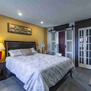 Gates Dr-Stylish and Spacious House Near Mayo in Rochester Best Neighborhood Rooms