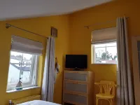 Modern house, 6 persons, 3 bedrooms, 2 bathrooms, smoke free, TOP location Hotels in De Cocksdorp
