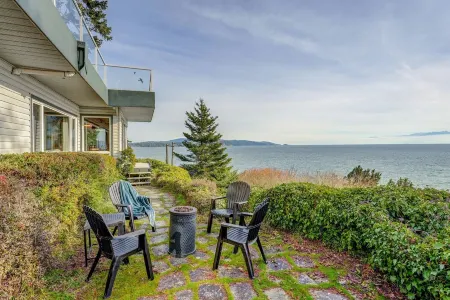 Orca Point Beachfront Suite: Enjoy Your Private Beach Seconds Outside Your Door!