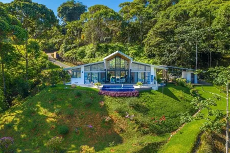 Peaceful villa, 3 bdrs with amazing mountain views!