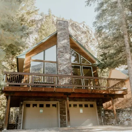 New! Modern mountain retreat. Bar, garage, luxurious backyard patio. Pristine!