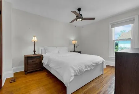 Cheerful Entire Townhome 3 Bedrooms 2 Parking Отели рядом с достопримечательностью «Nathaniel Dett Memorial Chapel British Methodist Episcopal Church»