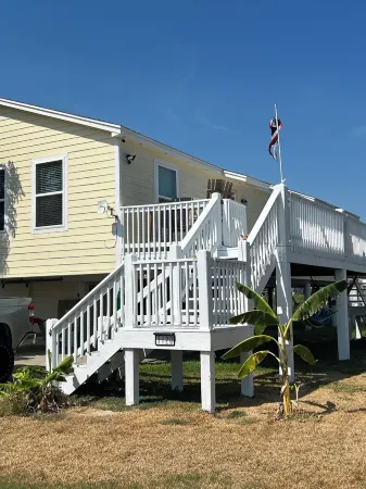 Family friendly beach access Отели рядом с достопримечательностью «Crystal Beach Spot»