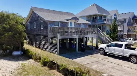 The Waves of Grace beach house! 2 MIN WALK TO BEACH! SANDY BOTTOM!