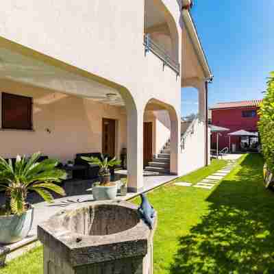 Wonderful apartment for 4 people with pool and garden Hotel Exterior