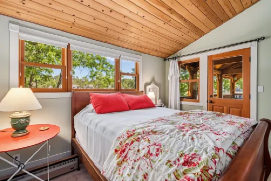 Marina Beach Lodge - Lakefront Home on Beach! Home