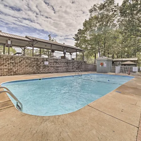 Family-Friendly Condo 1 Mi to Silver Dollar City!
