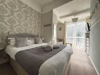 Three Palms Hotels in Galmpton