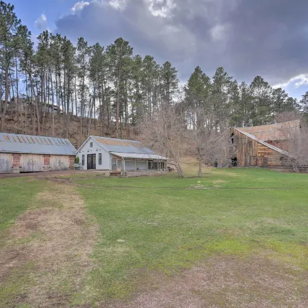 Rustic Rapid City Farmhouse w/ Mountain Views