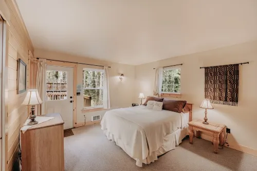 95gs - Hot Tub - Wifi - Pets Ok - Sleeps 4 2 Bedroom Home by RedAwning