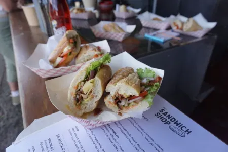 Pension Santa Elena Отели рядом с достопримечательностью «San Luis Waterfall»