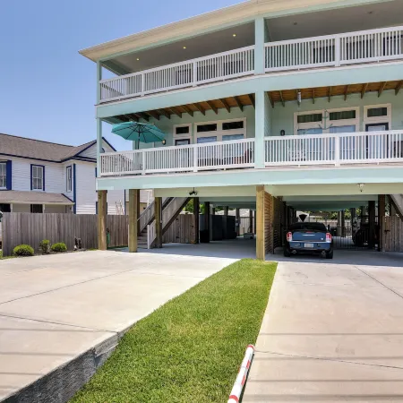 La Porte Home w/ Balconies: Walk to Beach!