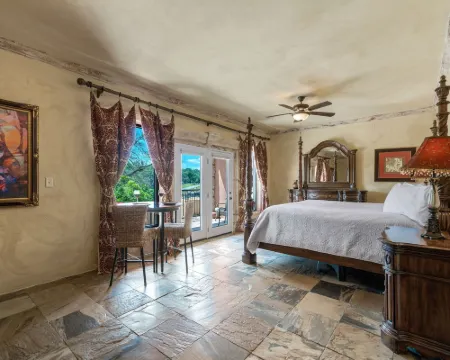 ブランコ リバーサイド コテージズ & RV ブランコのホテル