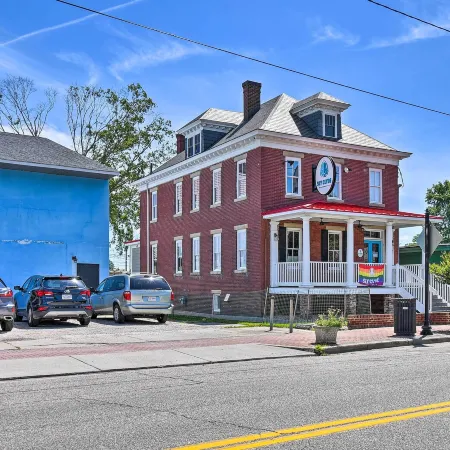 Charming Hampton Home w/ Yard: 2 Mi to Beach!