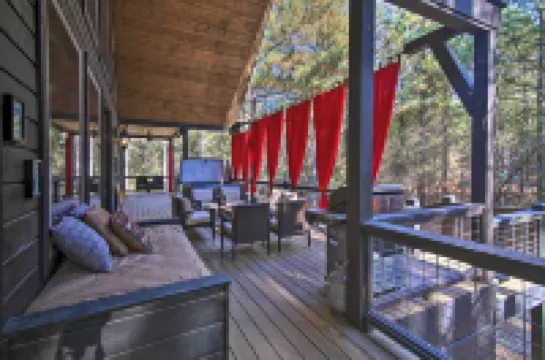 Stylish Broken Bow Cabin w/ Hot Tub + Fire Pit!