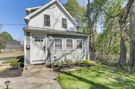 Pet-friendly Home w/ Spacious Yard in Avon! Отели в г. Рандольф