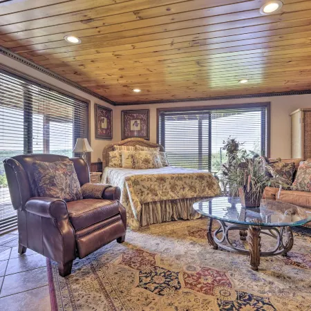 Cozy Studio: Indoor Hot Tub & Inground Pool Access