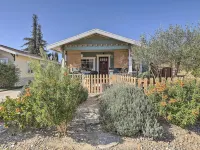 Charming Craftsman Cottage with Garden and Hot Tub! Hotels in Fullerton