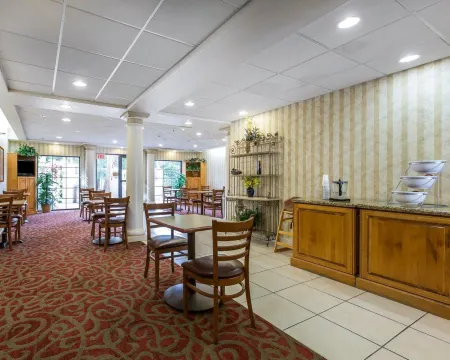 Comfort Suites Palm Desert I-10 Отели в г. Палм-Дезерт