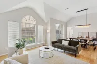 รีทรีทสำหรับครอบครัว: สระว่ายน้ำและแหล่งบันเทิง! บ้าน 4 ห้องนอน โดย เรดอว์นนิ่ง