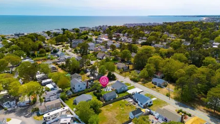 Walk to Beach, Large Outdoor Shower, Fire Pit & BBQ