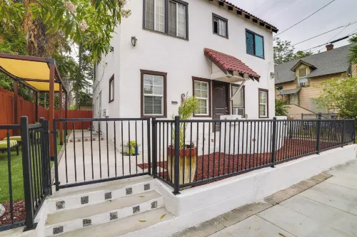 ที่พักวันหยุดริมน้ำที่ยินดีต้อนรับสัตว์เลี้ยงพร้อมระเบียง!