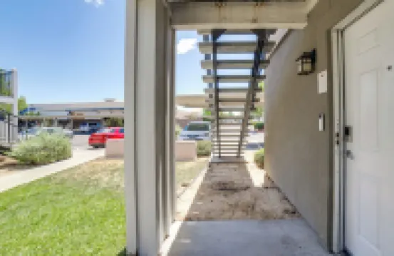 3 マイル トゥ ダウンタウン：ゲーテッド コンド ウィズ パティオ イン リノ！