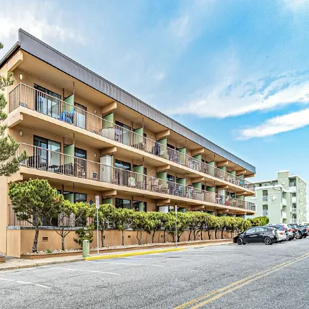 Luxurious Ocean Block midtown condo with private balcony