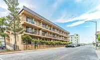 Luxurious Ocean Block midtown condo with private balcony