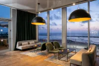 Crowne Plaza Tel Aviv Beach Các khách sạn gần White City