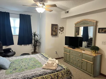 Spacious Condo with Main Channel Views!