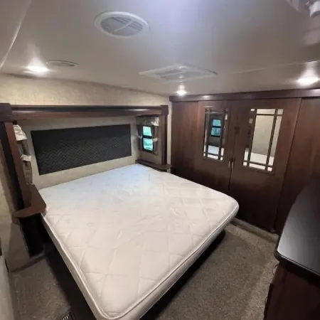 Cozy 2 bedroom RV with pool Отели в г. Леандер
