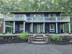 Cozy property, a short walk to a lake front beach.