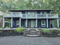 Cozy property, a short walk to a lake front beach.