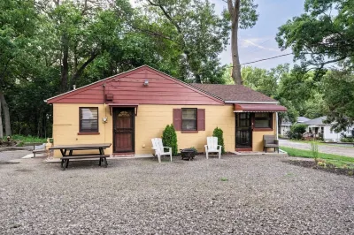 Spacious 3BR House With Firepit & Grill, Near Beach Hotel in zona The Devil's Trumpet Brewing Company