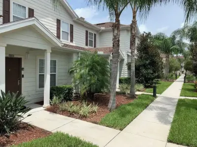 AWESOME 3bedroom townhouse with pool near DISNEY Beall’s Outlet Store附近的飯店