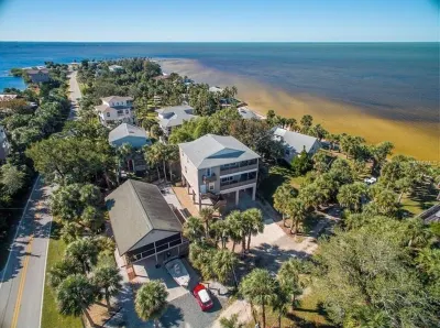 Pine Island - Weeki Wachee Ocean View Home- Walk to Beach on Secluded Island Weeki Wachee Spring附近的飯店