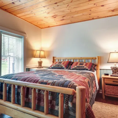 Dog-Friendly Park Falls Cottage w/ 5 Acres & Lake