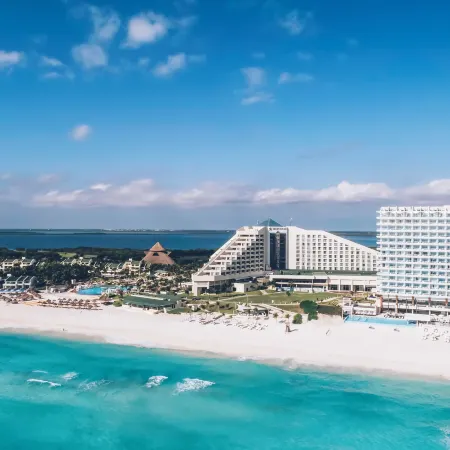 Iberostar Selection Coral Cancún - Adults Only - All Inclusive Отели рядом с достопримечательностью «Пляж Делфинес»