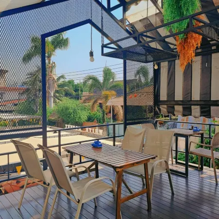 White Monkey Guesthouse Отели в г. Пхетчабури