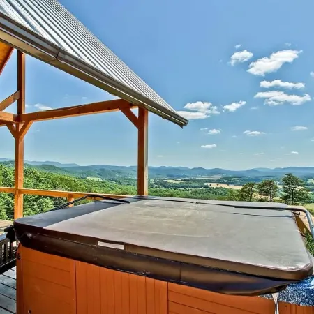 Beautiful mountain top cabin with the best 180º view in Tellico Plains!