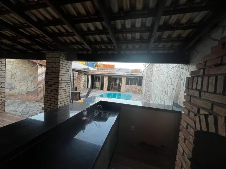 House with swimming pool and barbecue. Отели в г. Куяба