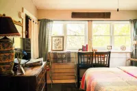 Escape from the Ordinary in a Quirky Eurekan Cottage, WiFi & AC- Sam's Workshop