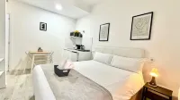 Oshun Cinco Torres Suites 鄰近西班牙四大樓商業區的酒店