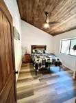Rustic/ modern peaceful cabin. Excellent ambiance.