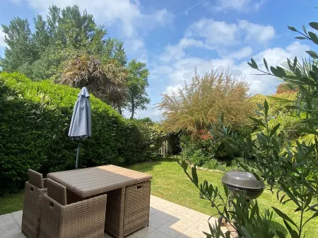 Charming gîte in wooded grounds with swimming pool, 30 minutes from Bordeaux