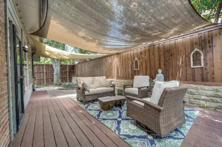 Charming house in wonderful Flower Mound with AC Отели рядом с достопримечательностью «Stay N' Play»